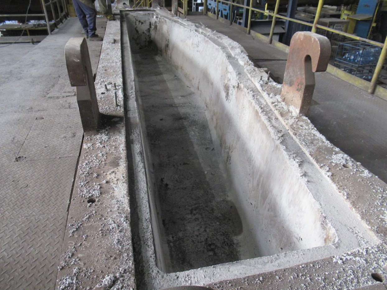 Sol-gel bonded refractory lining installed in an industrial trough